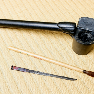 Antikes Yatate mit Brieföfner und Pinsel