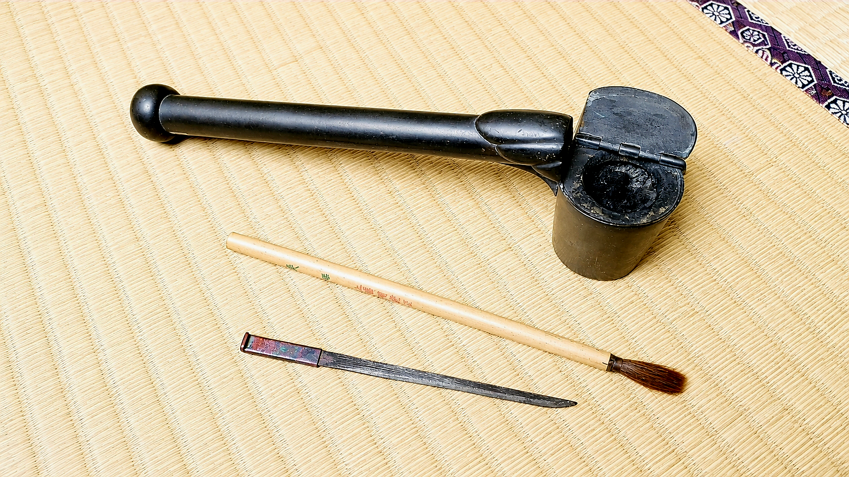 Antikes Yatate mit Brieföfner und Pinsel